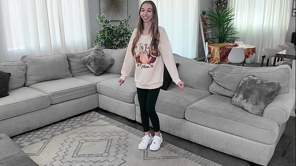 Zierliche Blondine vor und nach den Dreharbeiten zu BTS – Breezy Bri