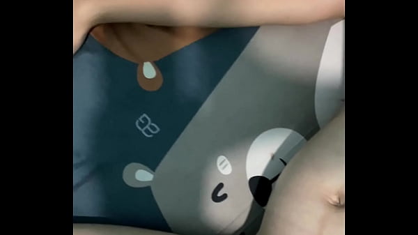 Bellissima teenager provoca in modo sexy