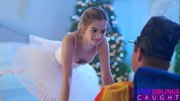 La bailarina flexible Molly Little es follada dividida por Nathan Bronson durante la práctica