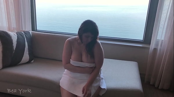 Bea York dà dolci istruzioni per segarsi