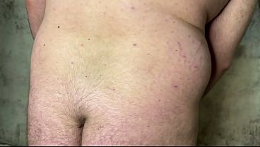 POV cocu : vous laissez votre femme avoir des relations sexuelles avec deux mecs et maintenant vous ne pouvez plus que regarder comment ils essaient de lui imprégner la chatte