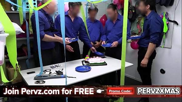 Passando in giro per la piccola taccheggiatrice bionda finché non impara il suo posto