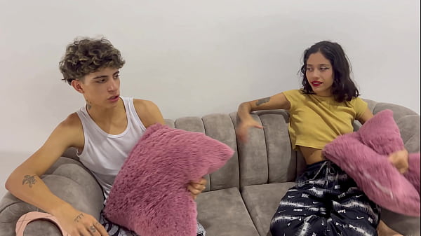 Mi hermanastra pequeña tiene novio y yo le guardo el secreto a cambio de no contar nada.