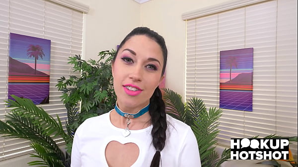 La piccola bellezza Alex Coal ama succhiare il culo e il grosso cazzo di Danny Steele!