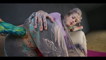 Jeu de trou du cul avec un gode solo de hippie encré