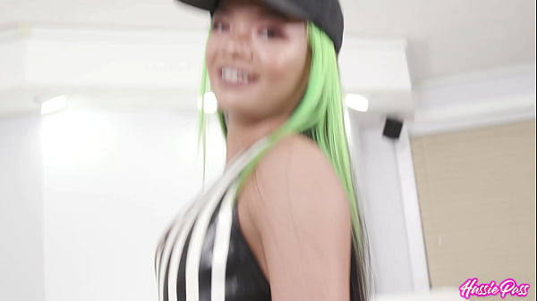 La bellissima teenager si diverte in modo esotico