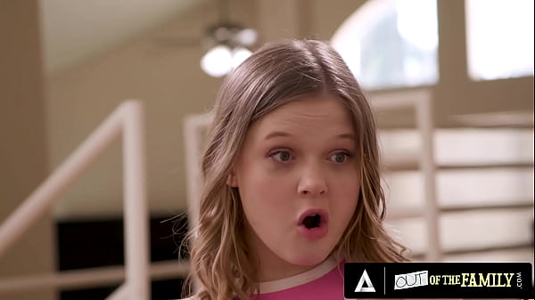 AUS DER FAMILIE - Teen Coco Lovelock spritzt, während sie von ihrem Stiefbruder hart gefickt wird