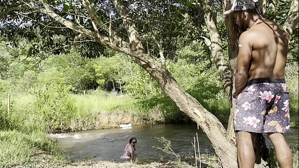 Cô gái trẻ gợi cảm thích mình