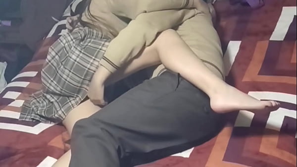 Cô gái tuổi teen vui tươi biểu diễn ở latina