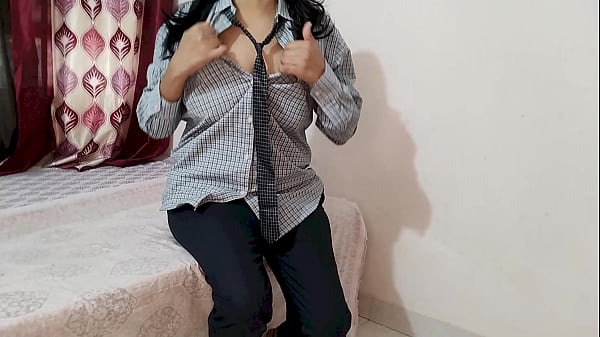 Uma jovem estudante foi fodida pelo diretor em sua casa por boas notas