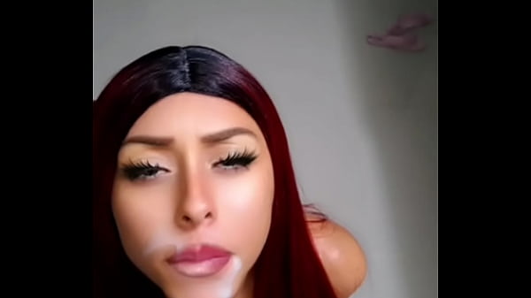 Faccio sesso orale al mio vicino e lui mi viene in faccia - succhia il cazzo mentre ti godi - pompino sexy