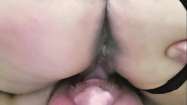 Das Dienstmädchen spritzt in den Mund ihres Chefs und der Chef spritzt dem Dienstmädchen in 69. Sie wurde geleckt und gelutscht, bis sie es nicht mehr aushielt.