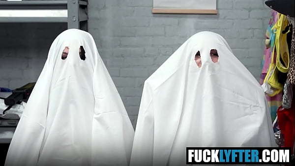 La bella teenager si mette in mostra