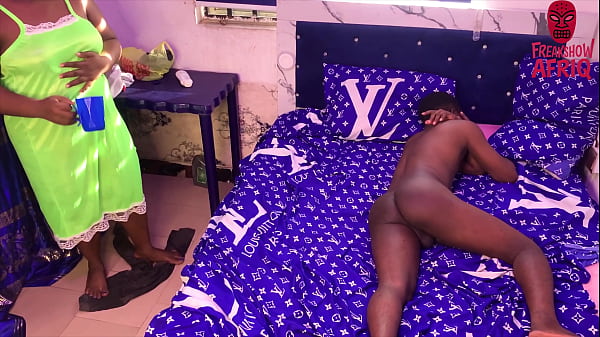 Stiefmutter aus Afrika mit großem Arsch freut sich, Stiefsohn nackt und hart zu treffen und seinen Schwanz sofort in ihre nasse Muschi zu stecken. GENIESSEN SIE AUF 4K