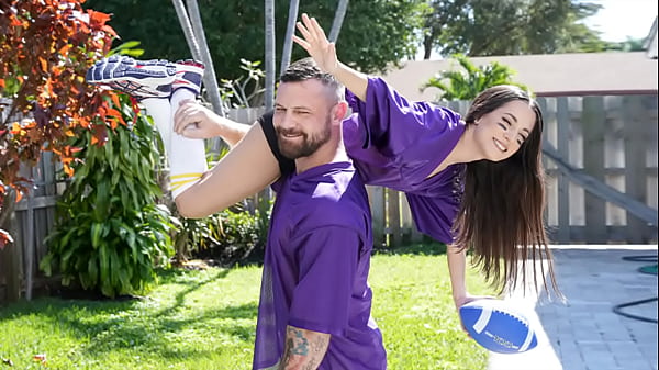 Le jour du match est devenu sauvage, une petite fille chevauche la bite de son beau-père plus fort qu'elle ne l'encourageait