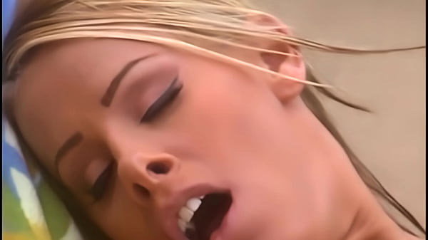 Même quand un mec lui lèche le cul et lui frappe la chatte, elle n'arrive tout simplement pas à obtenir ce petit dernier...