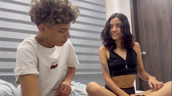 Mi hermanastra pequeña me descubre jugando con su ropa interior y quiero follar bien. SEXO REAL AMATEUR.