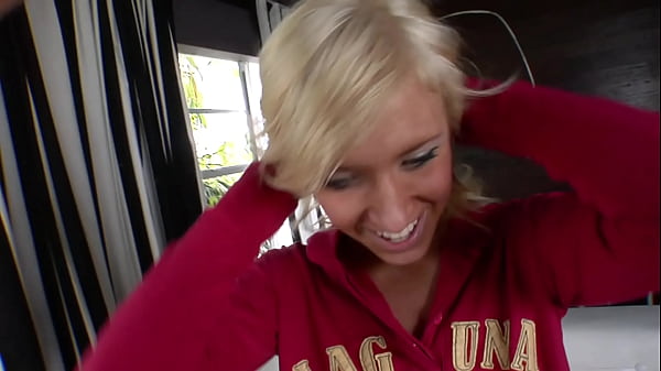 Sexy blonde Teen tanzt