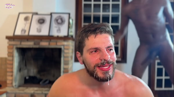 Ehemann verliert Wette und gibt sie vor seiner Frau an Fußballfreunde weiter – Gangbang-Männer ficken Ehemann vor seiner Frau – GANG CASAL LUAR – komplett auf ROT