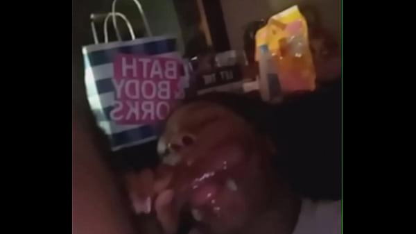 Er brachte mich dazu, mich zu übergeben, aber ich schluckte weiterhin Dick.