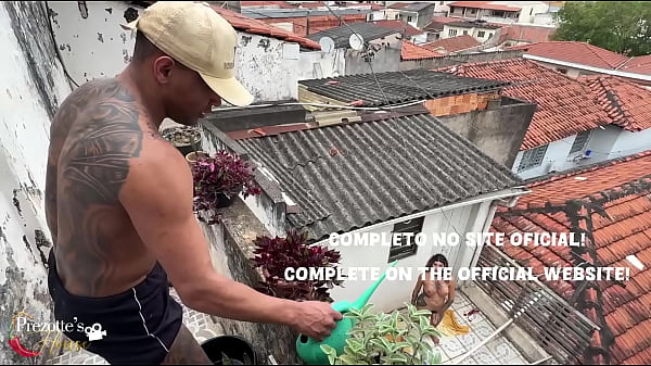 Sabrina Prezotte giving her gardener a lot of Pretin Riscado, see it in full, subscribe now_.