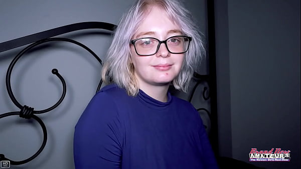 Annie Archer, étudiante blonde platine, donne un BJ et se fait pilonner le manchon mouillé !