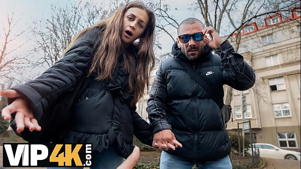 La realtà virtuale teenager mostra il video