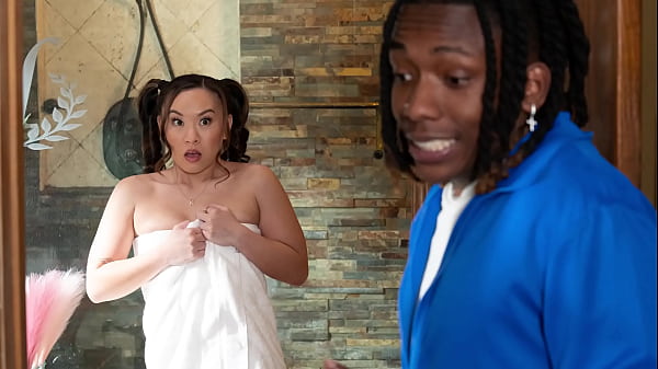 Asiatischer Teenager bekommt Überraschungsbesuch von BBC unter der Dusche