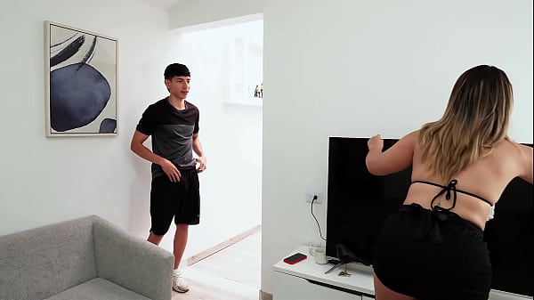 Dejé que mi jefe se corriera dentro de mí para mantener mi trabajo como empleado de servicio.