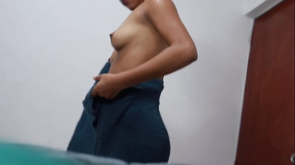 ESTABA GRABANDO EN EL MOMENTO CUANDO MI MEJOR AIGA ENTRÓ AL MIC UARTO Y DESNUDA Y LUEGO LE DIO UNA SORPRESA A MI VERGA