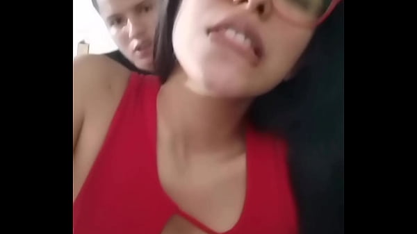 Meine Frau ruft mich an und ich bin hier, beschäftigt mit ihrer Schwester im Zimmer