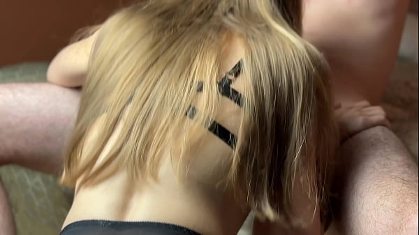 Eine verführerische Schönheit mit kleinen Titten gibt ihrem Freund gekonnt einen Blowjob