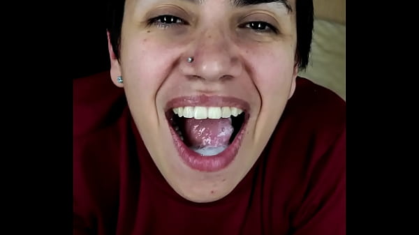 Una sexy teenager amatoriale si esibisce