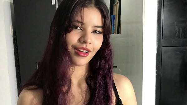 Ho sorpreso la mia sorellastra con il mio cazzo!