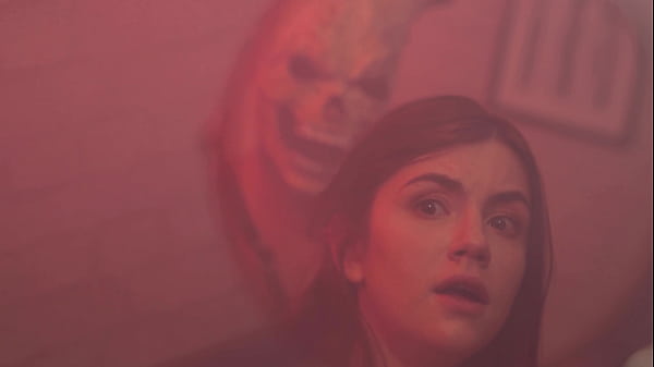 L'adolescente Vikki Ray joue avec la magie et se fait défoncer en anal par un démon FLX001P01