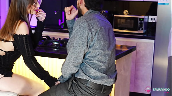 La mia ragazza scopa il pastore della chiesa mentre cucino