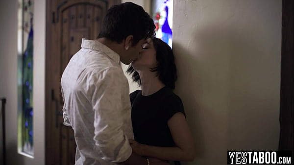 Pequeña camarera es engañada y golpeada por un astuto cliente de gran polla