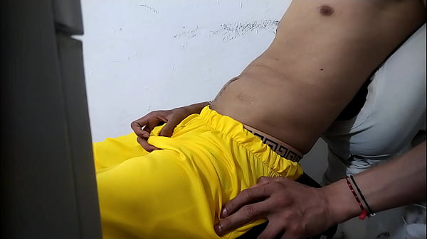 Un latino arrapato tira fuori il suo grosso cazzo