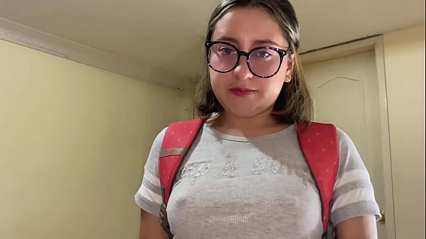 Süßes Teenie-Mädchen vergnügt sich in Latina