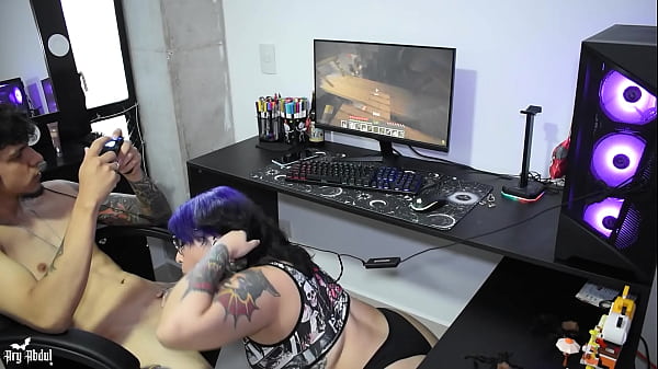 Er bittet mich, ihm einen zu blasen, während er Minecraft spielt.