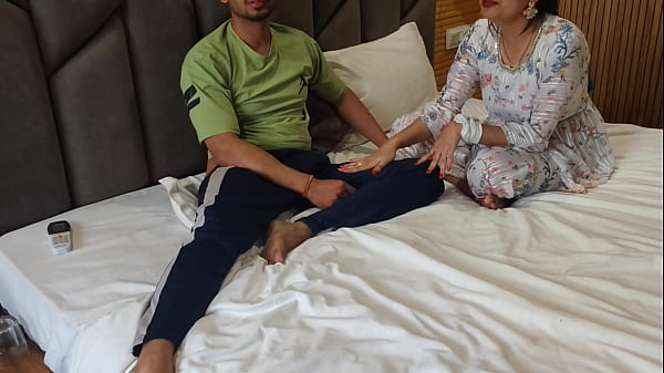 La cattiva Saara Bhabhi insegna a scopare alla vergine adolescente Devar e Devar l'ha scopata così forte che ha eiaculato mentre scopava