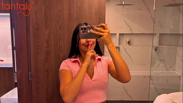 Encuentro a mi hermanastro follándose a su muñeca sexual y me excita su gran polla - Tantaly