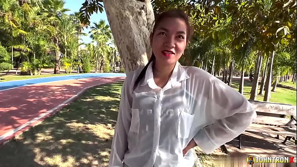 JohnTronX hat eine unschuldige asiatische Teenagerin aufgegriffen und ihr schließlich in meinem Zimmer einen Creampie verpasst