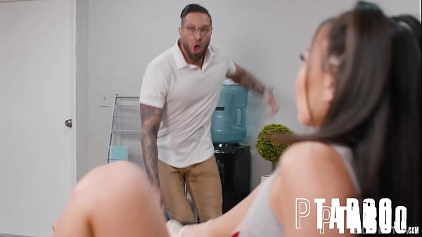 O subprofessor Quinton bate na bunda de Kimmy após a apreensão de Fap!