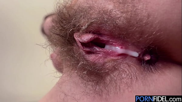 Calda scopata pelosa in casa con una calda e densa sborrata nella figa - Jackie Hoff