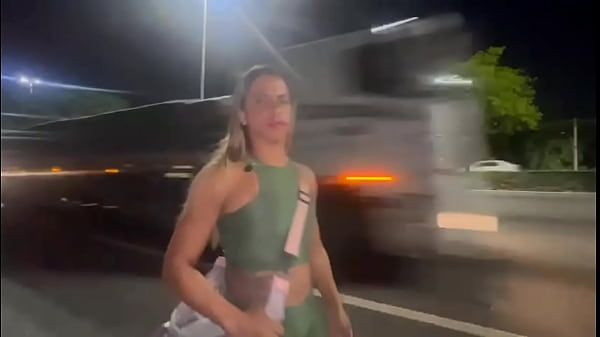 Una teenager sexy e sexy si spoglia - pompino