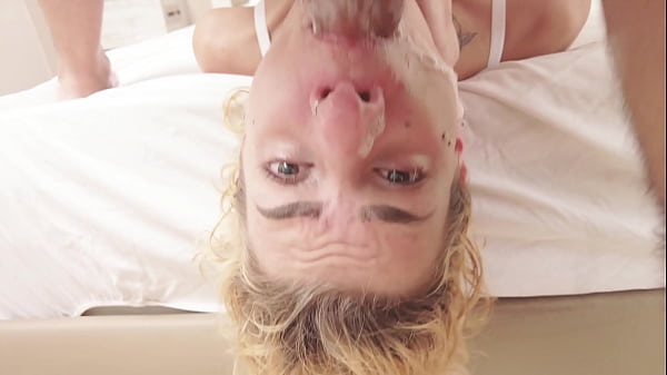 Rubia flaca bimbo recibe una follada de garganta desordenada