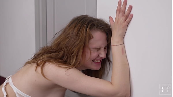 Schöner Teenager zeigt seine Blondine zur Schau