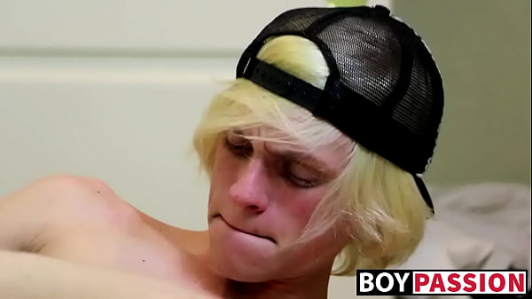 Remplir son butin avec son jouet préféré et se masturber durement