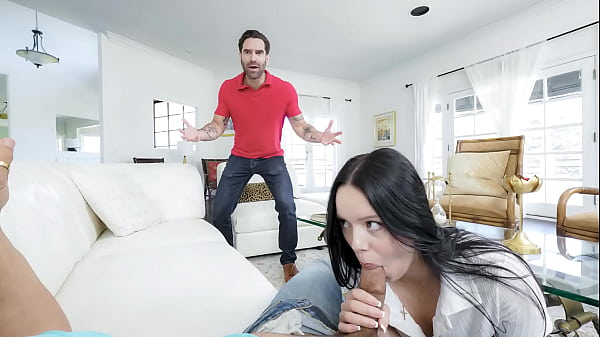 Dolce ragazza teenager stuzzica un'adolescente